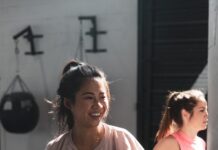 건강한 몸과 마음을 위한 올바른 다이어트와 운동의 선택 woman in pink long sleeve shirt and black pants holding black kettle bell