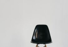 짧은 휴식시간, 큰 효과: 사무실에서 할 수 있는 운동 black chair on white snow