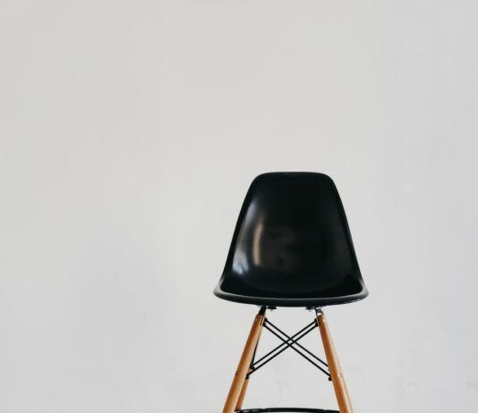 짧은 휴식시간, 큰 효과: 사무실에서 할 수 있는 운동 black chair on white snow