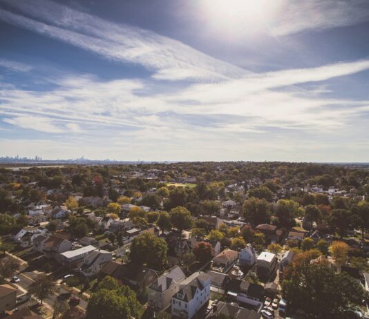 낡고 오래된 ‘지방규제’ 일제 정비…4만여 건 전수조사 aerial photography of houses near trees