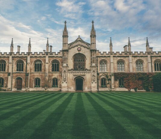 2026학년도 대입 수시모집 80%…학생부 위주 기조 유지 brown concrete palace under blue sky at daytime
