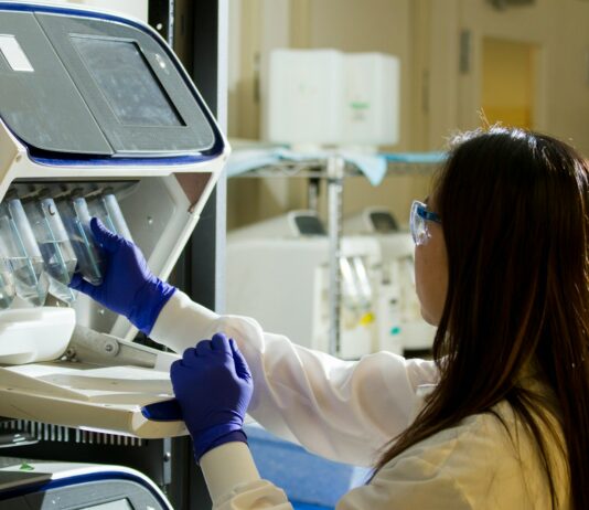 연구개발특구 내 시설 건폐율 완화…특구변경 절차도 간소화 woman holding test tubes