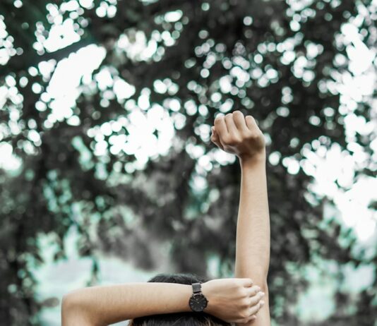 부위별 통증 완화 운동법: 팔, 다리, 어깨, 허리 woman in white long sleeve shirt raising her hands