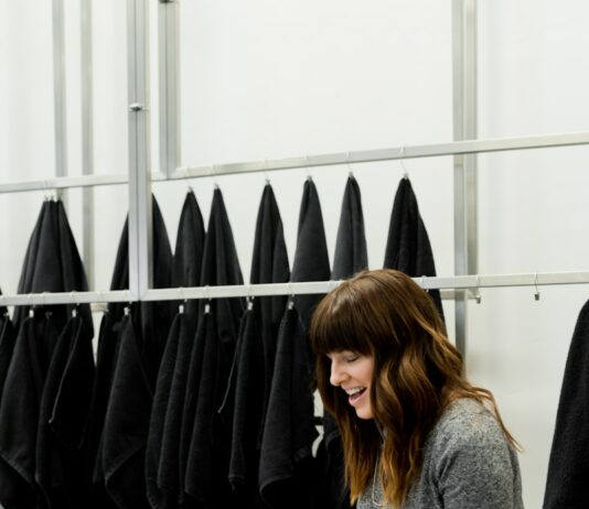 탈모 예방과 관리를 위한 팁 woman in gray sweater holding white clothes hanger