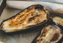 여름철 신선한 채소 요리법 black and brown vegetable dish