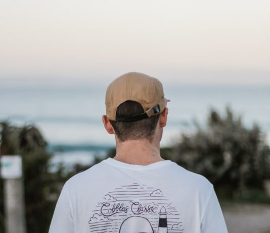 여름철 야외 활동 전 준비 사항 men's white crew-neck shirt