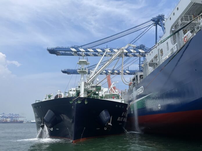 LNG 선박 벙커링·하역 동시작업