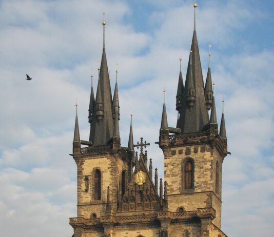 한-체코 하늘길 26년 만에 넓어진다…주7회 증대 a tall building with a clock on the top of it
