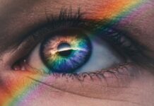 여름철 자외선으로부터 눈을 보호하는 방법 close up photography of rainbow rays on eye