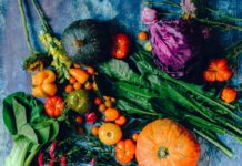 고섬유질 식단이 체중 관리에 미치는 영향 vegies on blue surface