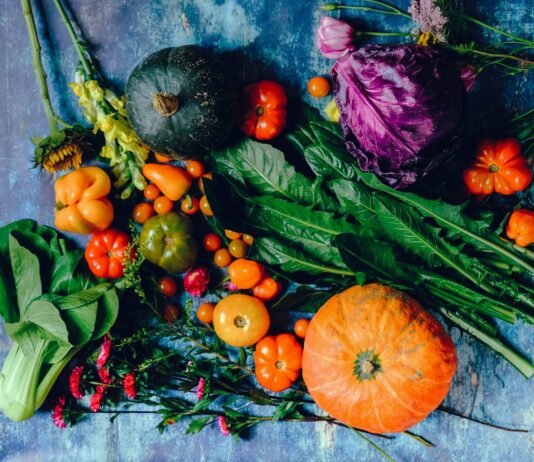 고섬유질 식단이 체중 관리에 미치는 영향 vegies on blue surface