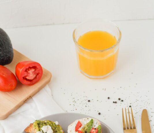 체중 감량을 위한 간편한 아침 식사 레시피 vegetable salad on white ceramic plate