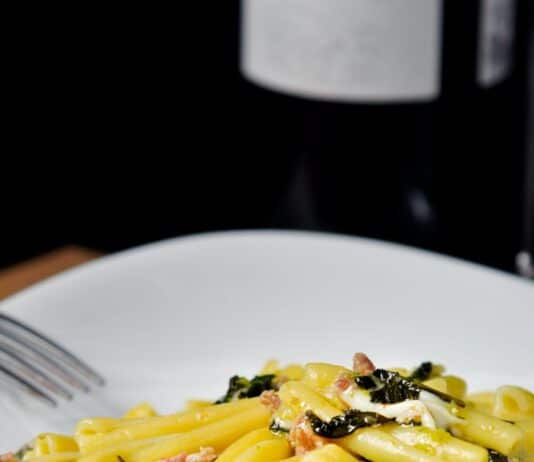 운동 전후 영양 섭취의 중요성: 성과를 높이는 식사법 cooked pasta with greens