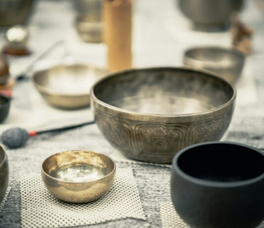 정신적 회복을 위한 활동의 중요성 stainless steel bowl on white table cloth