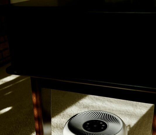 환절기, 호흡기 건강을 지키는 방법 a white air conditioner sitting under a table