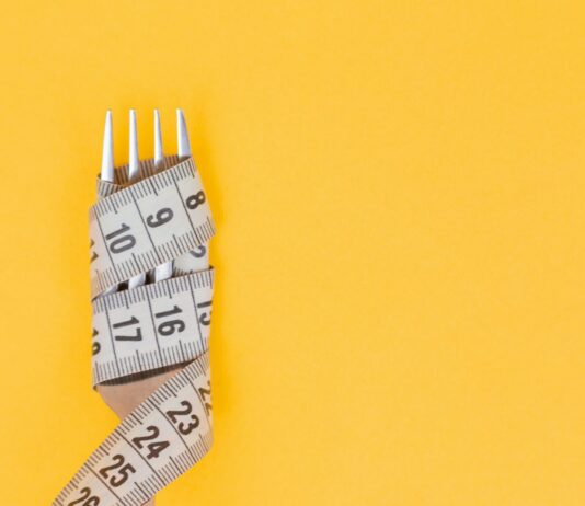 칼로리 계산 다이어트의 효과적인 방법 white and black pencil on yellow surface