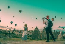 여행 중의 건강 관리: 유용한 팁 man taking photo of hot air balloons
