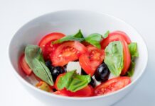 균형 잡힌 식단이 심리적 안정을 가져다주는 이유 red and green bell pepper on white ceramic bowl