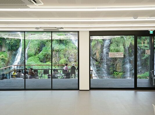 글로벌 관광명소 ‘카페 폭포’ 증축 공사 마치고 2층 개장