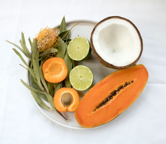 자연식으로 신체의 면역 체계를 강화하는 법 sliced fruits served on white plate