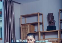 필라테스로 유연성 향상, 초보자도 따라할 수 있는 동작 woman in white tank top sitting on brown wooden chair