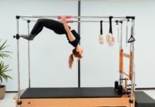 유연성과 체형 교정, 꾸준한 운동의 효과 a woman doing a handstand on a pivot machine
