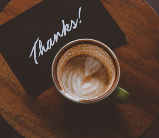 일상 속 스트레스를 완화하는 작은 변화 flat lay photography of coffee latte in teacup on table