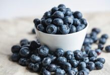 간 건강을 위한 식단: 간 기능을 지원하는 음식 blueberries on white ceramic container