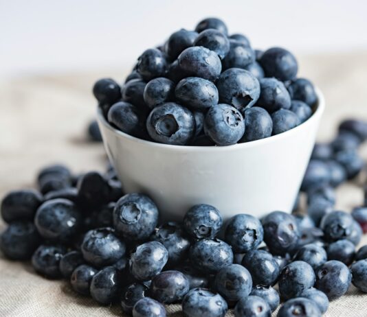 간 건강을 위한 식단: 간 기능을 지원하는 음식 blueberries on white ceramic container