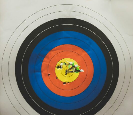 새해 다짐, 더 나은 삶을 위한 첫걸음 arrows in shooting target