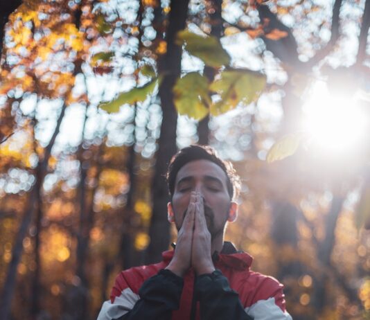 스트레스를 관리하는 다양한 방법 shallow focus photo of man in black, white, and red full-zip hoodie