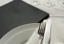 맛있는 식단 계획하기 a plate with a fork and knife