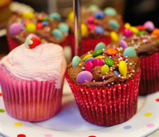 치아에 안 좋은 음식 closeup photo of cupcakes on round white ceramic plate