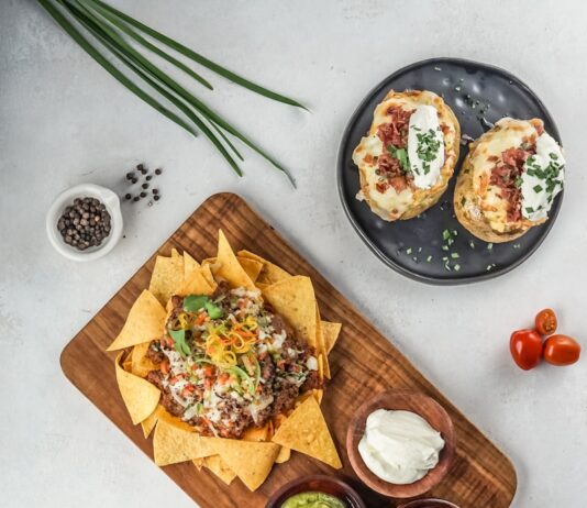 칼로리 계산의 허와 실: 다이어트에서 정말 중요한 것은? brown wooden chopping board with vegetable salad