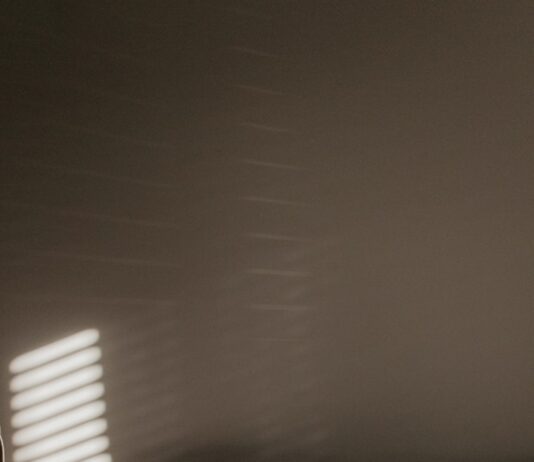 다양한 자기 관리법을 통해 정신 건강을 돌보는 방법 sunlight inside bed