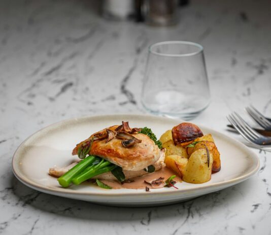 다이어트 중에도 배부르게 먹을 수 있는 음식 리스트 a white plate topped with meat and veggies
