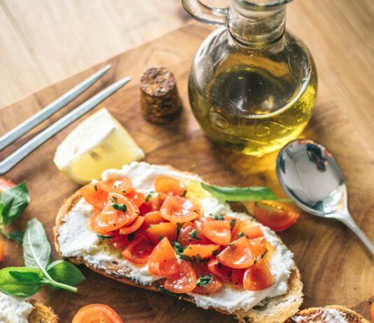 시대에 따라 변하는 식이요법 dish with tomato salad toppings