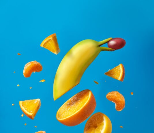 면역력강화를 위한 균형잡힌 식단 구성하기 sliced lemon fruit on blue surface