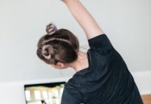 요가, 필라테스 말고 ‘슬로우 스트레칭’… 바쁜 현대인을 위한 심신 회복 루틴 woman in black t-shirt and black pants lying on black yoga mat