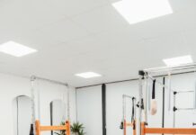 30~40대 여성을 위한 필라테스 a white room with mirrors and equipment in it