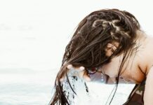 “머리를 감아도 하루 종일 기름져요”… 여름철 지성 두피는 샴푸보다 ‘이것’이 중요합니다 woman in body of water