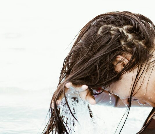 “머리를 감아도 하루 종일 기름져요”… 여름철 지성 두피는 샴푸보다 ‘이것’이 중요합니다 woman in body of water