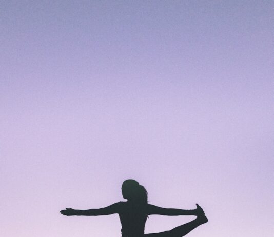 몸과 마음을 건강하게 유지하는 요가 silhouette of woman doing yoga