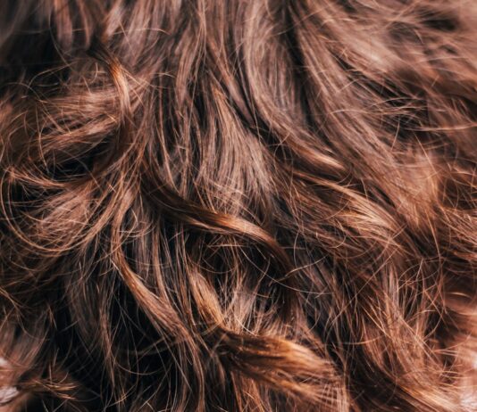 여름철 헤어 건강을 유지하는 5가지 팁 black and brown hair