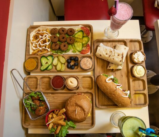 맛있고 건강한 식단으로 더 나은 삶을 누리세요 sliced bread on brown wooden chopping board