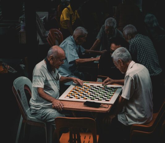 뇌 건강을 위한 5가지 치매 예방 방법 a group of older men playing a game of chess