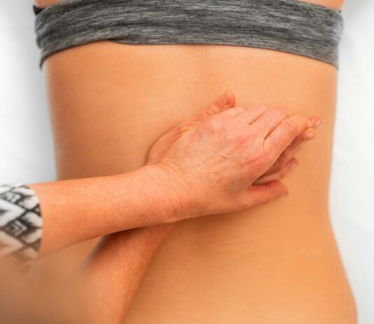 자연과 과학의 조화, 관심 높아지는 ‘대체요법’의 세계 person in black and white striped long sleeve shirt