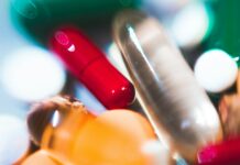 ‘맞춤형 영양시대’, 내 몸에 맞는 영양제·보충제 고르는 법 a close up of a bunch of pills