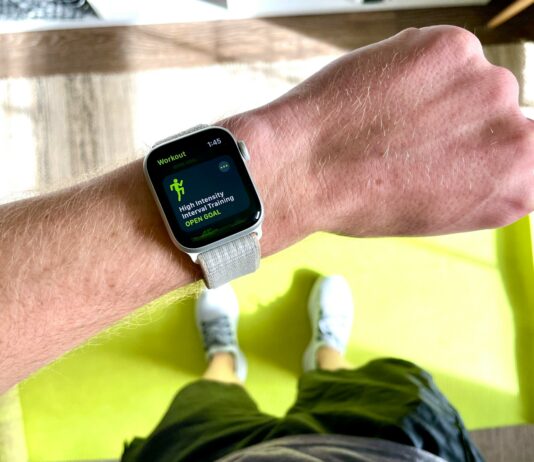 AI, 건강 관리의 새로운 파트너로 자리 잡다 silver aluminum case apple watch with white sport band