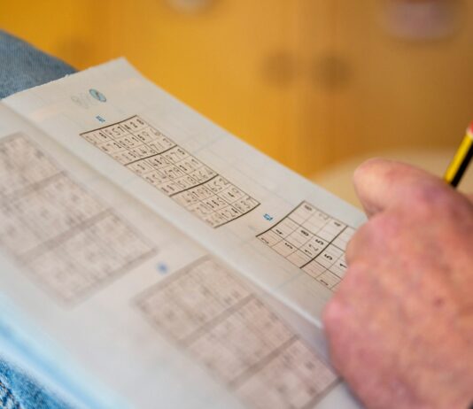 뇌건강, 일상의 작은 선택에서 지킨다… 새로운 트렌드와 실천법 a person is holding a piece of paper with numbers on it